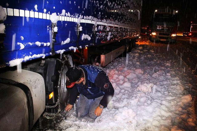 Ohne Schneeketten ging fr Lastwagenfahrer  im Hllental  nichts (Symbolfoto).  | Foto:  Kamera24tv
