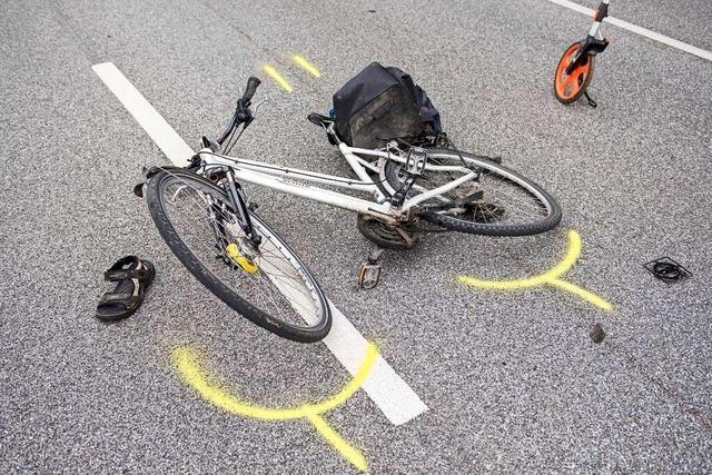 Radfahrer muss nach Unfall schwer verletzt in eine Klinik
