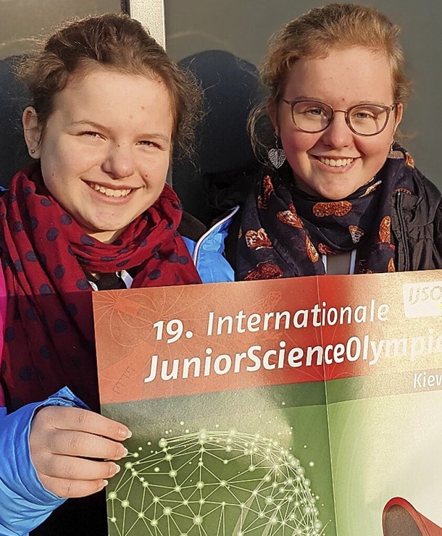 Emilia Zipfel (links) und Luisa Zipfel...ernationalen Junior Science-Olympiade.  | Foto: Ingo Kilian