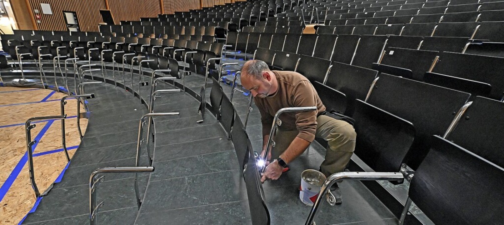 Die Sthle des Audimax werden abmontie...gearbeitet und dann wieder angebracht.  | Foto: Michael Bamberger