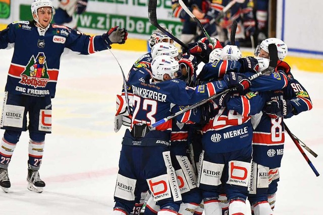 Die Freiburger Eishockey-Profis bejubeln ihren Sieg.  | Foto: Achim Keller