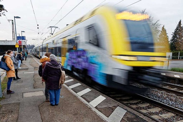 Ein Regionalexpress fhrt in den Bahnh...kt im ffentlichen Personennahverkehr.  | Foto: Martin Wendel
