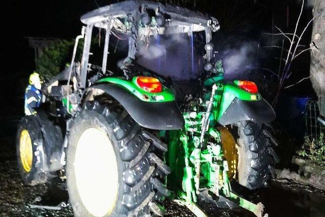Traktor fängt in Suggental Feuer – Ursache wohl Defekt