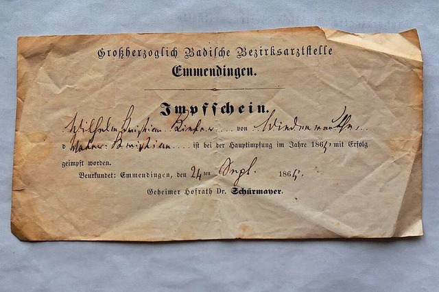 Historisches Dokument: der Impfschein aus dem Jahr 1865.  | Foto: Benedikt Sommer