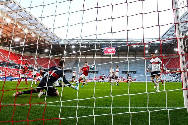 Beim Derby des SC Freiburg gegen den V...ieder bis zu 10.000 dabei sein knnen.  | Foto: Tom Weller (dpa)
