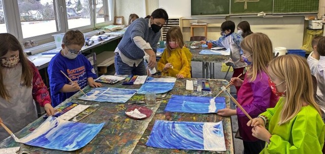 Kunst- und Atelierpdagogin Katja Bach...r Simonswlder Schule im Kunstprojekt.  | Foto: Schule