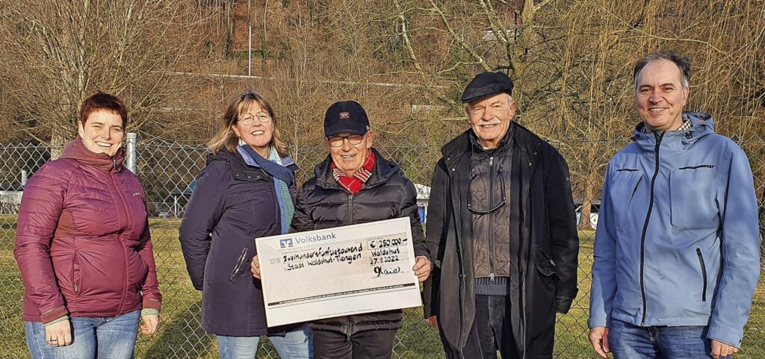 Vorstandsmitglieder von Pro Freibad (v... übergeben einen Scheck an die Stadt.   | Foto: Juliane Schlichter