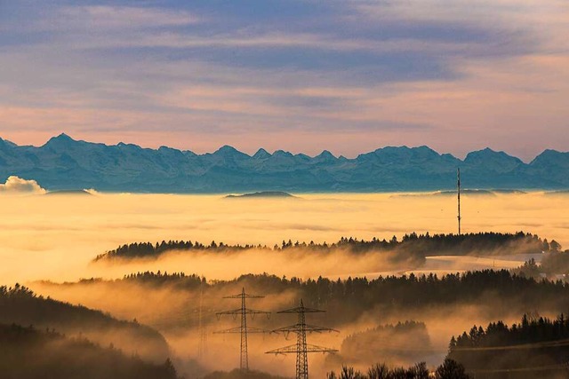 Blick von Attdorf Richtung Jungholz zu den Alpen mit Nebel im Tal.  | Foto: Tanja Ecker