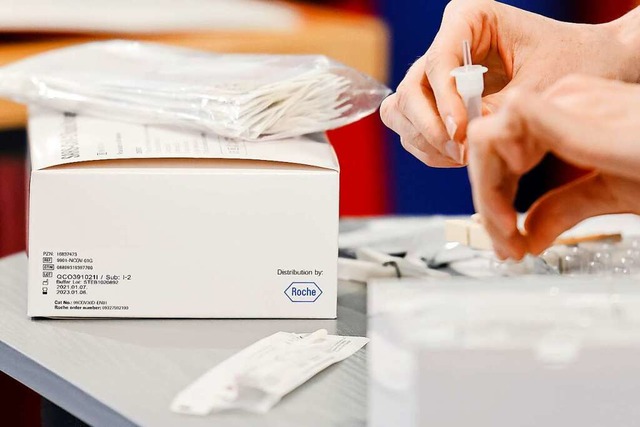 Ein Paket mir SARS-CoV 2 Antigen-Tests liegt auf einem Tisch | Foto: Frank Molter (dpa) Ein Paket mir SARS-CoV 2 Antigen-Tests liegt auf einem Tisch | Foto: Frank Molter (dpa)