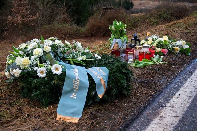 Ein Kranz sowie Blumen und Kerzen lieg... Ulmet (Rheinland-Pfalz) zum Gedenken.  | Foto: Harald Tittel (dpa)