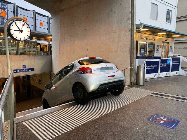 Ungewollt geparkt: Ein Peugeot bleibt in einer Bahnhofsunterfhrung stecken.  | Foto: Kantonspolizei Aargau