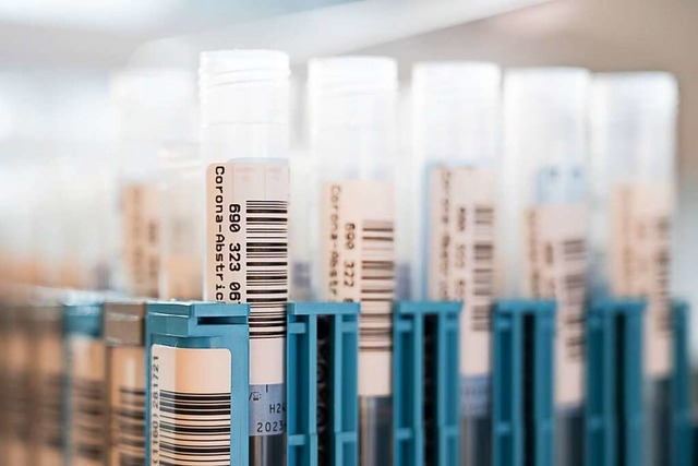 Eine Kassette mit Corona-Abstrichen steht in einem  Medizinischen Labor.  | Foto: Sebastian Kahnert (dpa)