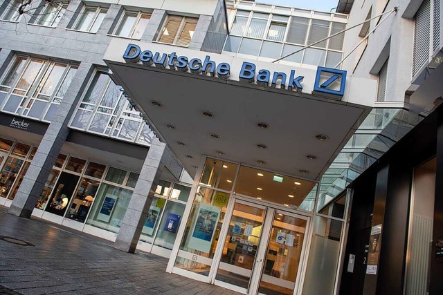 Die Filiale der Deutschen Bank in Lrr...berater mehrere Kunden betrogen haben.  | Foto: Jonas Hirt