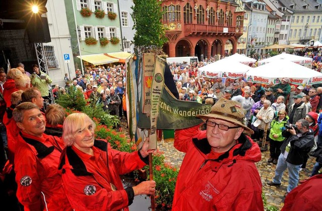 Die Wimpelgruppe mit Hansi Figge (rechts) beim Eintreffen in Freiburg.  | Foto: Michael Bamberger