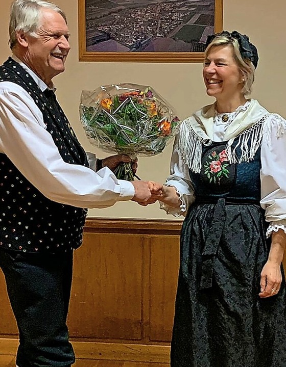 Mit Blumen dankte Hubert Heller der wi...enden Sonja Müller für ihr Engagement.  | Foto: Sabine Riegert