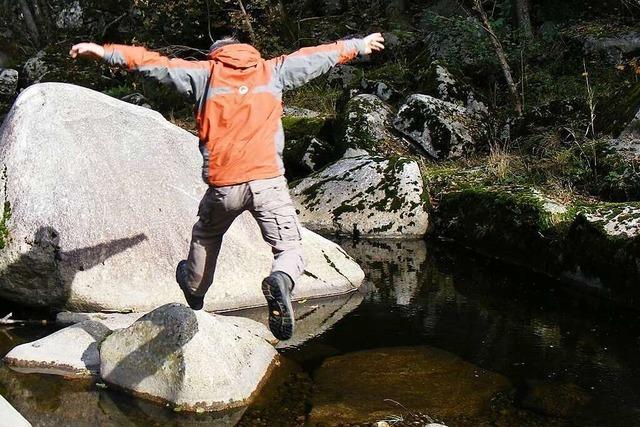 Von Stein zu Stein: Flussbettwanderungen im Murgtal sind ein kleines Abenteuer