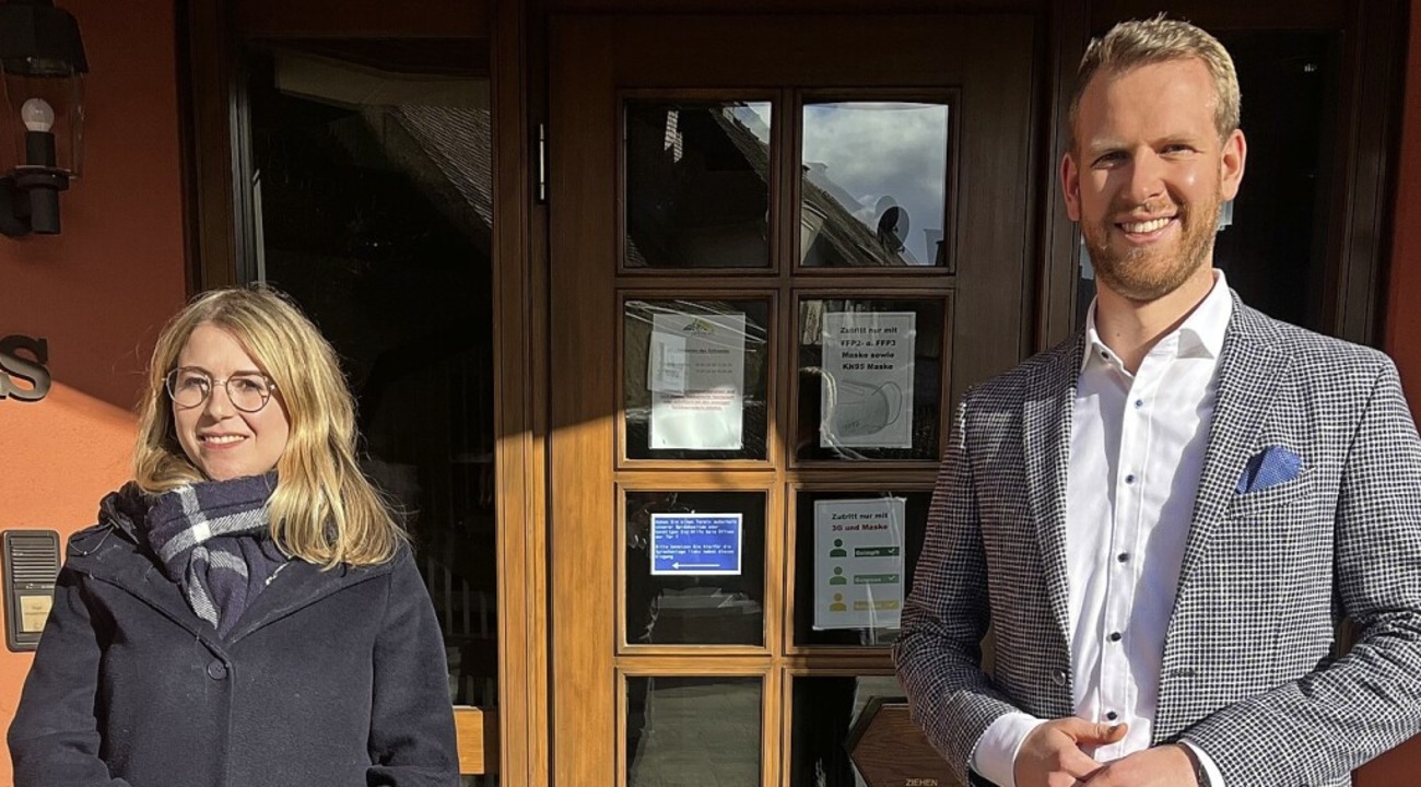 Chantal Kopf mit Bürgermeister Benedikt Eckerle vor dem Ihringer Rathaus  | Foto: Bürgermeisteramt Ihringen