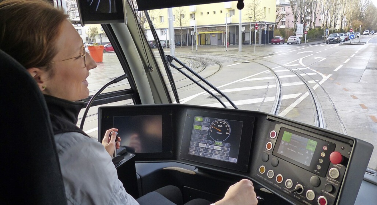Dina König an ihrem heutigen Arbeitspl... Führerstand  einer Basler Straßenbahn  | Foto: Georg Rudiger