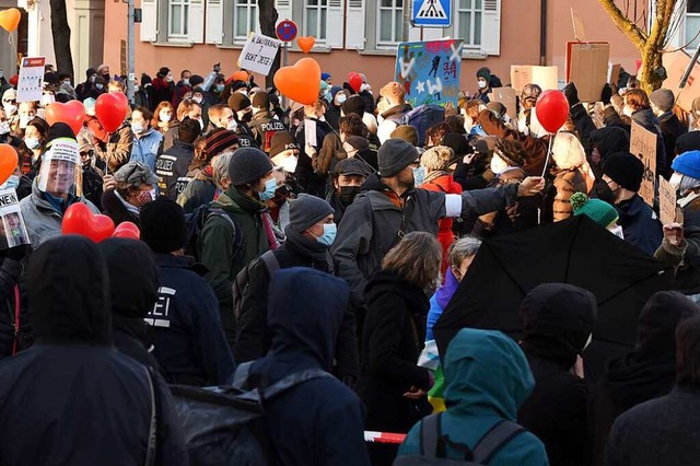 Die Demonstrationen gegen die Corona-M...e gleichen Teile der Innenstadt lahm.   | Foto: Rita Eggstein