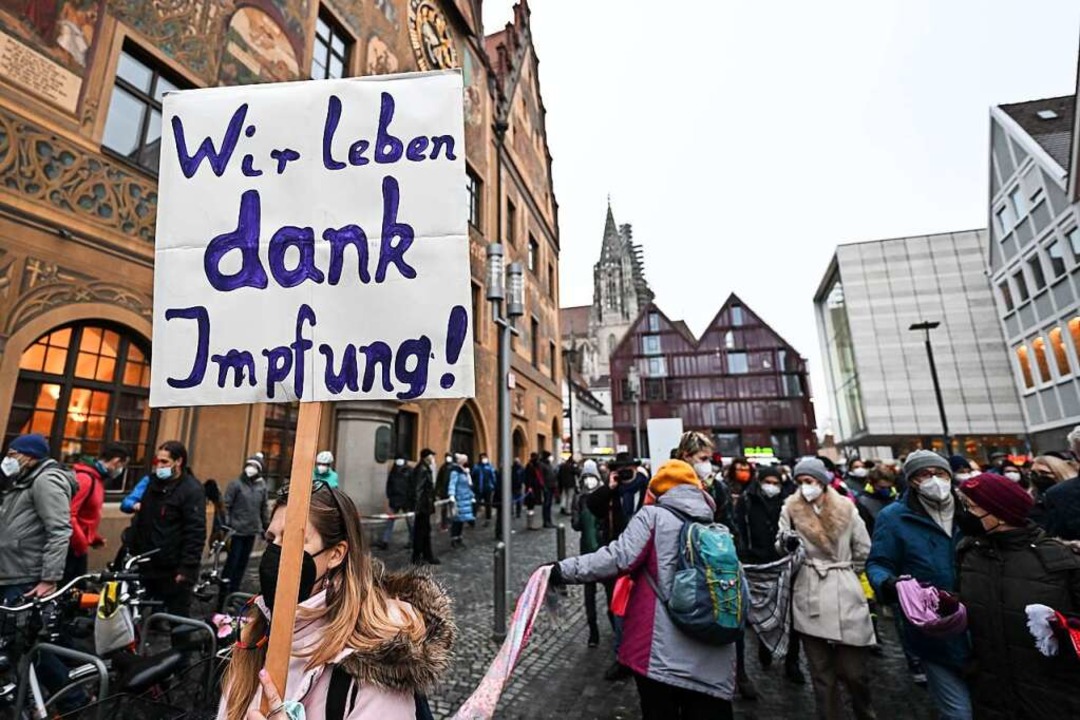 Wie hier in Ulm wollen am Montag Bürge... Corona-Schutzmaßnahmen demonstrieren.  | Foto: Felix Kästle (dpa)