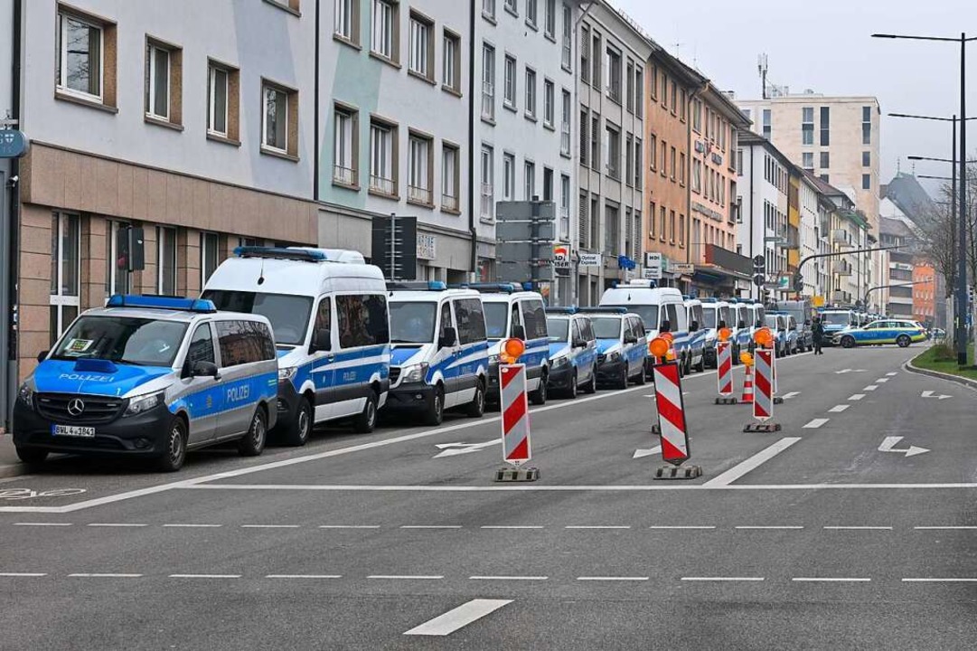 Es bleibt bei Start und Ziel an der Fr...s schon Stunden vor Demobeginn dicht.   | Foto: Thomas Kunz