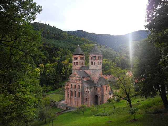 Pltzlich auf der Wanderung zu sehen: das Kloster Murbach.  | Foto: Pascal Cames
