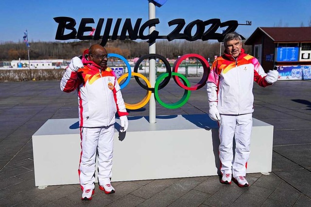 Es ist wieder so weit: Die Olympischen...vor dem diesjhrigen olympischen Logo.  | Foto: Jae C. Hong (dpa)