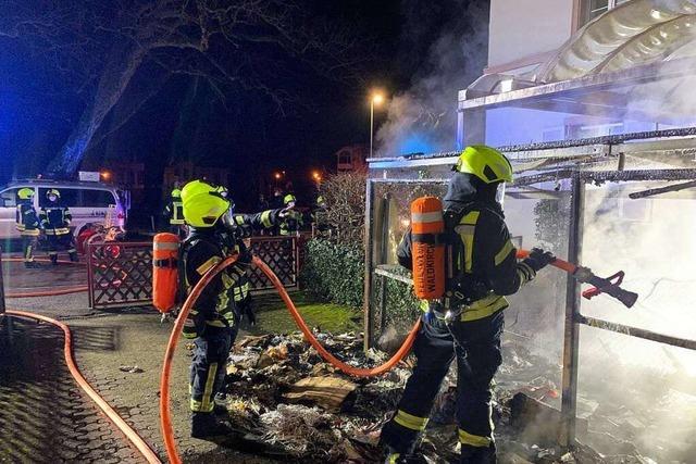 Waldkircher Feuerwehr löscht Mülltonnen in Adenauerstraße