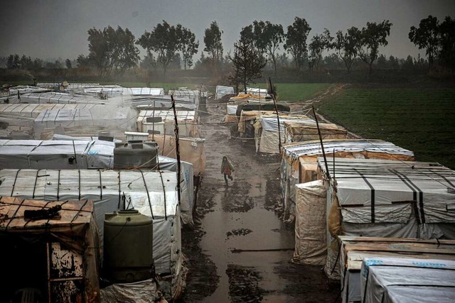 Ein syrischer Junge rennt im strmende...se eines Flchtlingslagers im Libanon.  | Foto: Marwan Naamani (dpa)