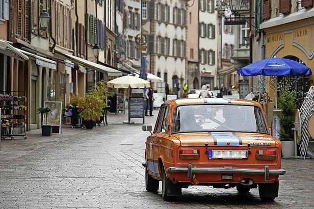 Alte Autos in der Altstadt
