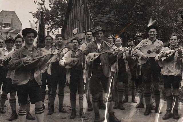 100 Jahre Mandolinenverein - hier: Auf... vor 1925, mit Mandoline und Gitarren.  | Foto: Verein