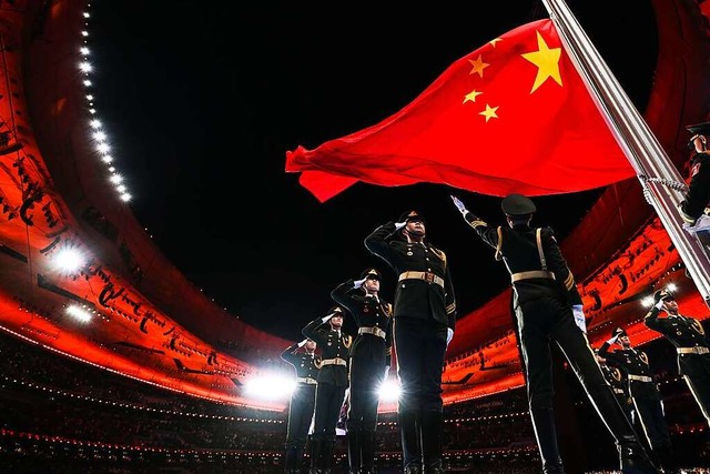 Eine chinesische Flagge wird whrend d...Olympischen Winterspiele 2022 gehisst.  | Foto: Ju Huanzong (dpa)