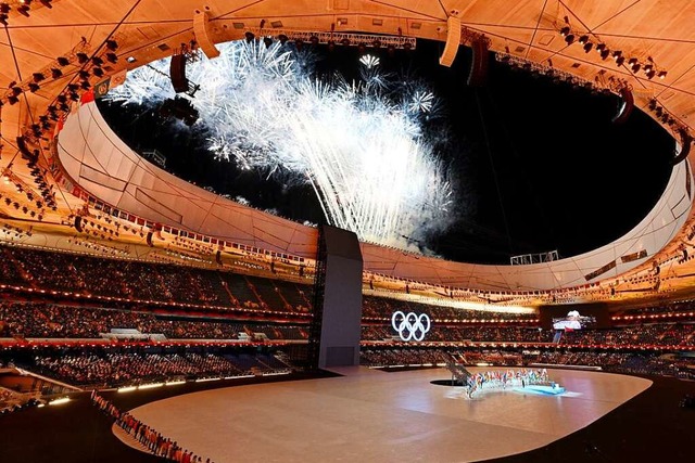 Feuerwerk ist ber dem Olympiastadion whrend der Erffnungsfeier zu sehen.  | Foto: Peter Kneffel (dpa)