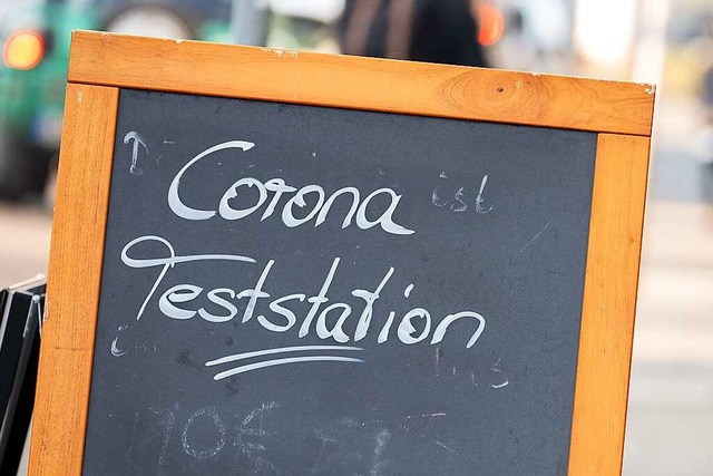 Ein Schild in Stuttgart weist auf eine Corona-Teststation hin. (Archivbild)  | Foto: Bernd Weibrod (dpa)