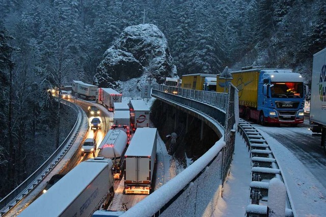 An der  Kreuzfelsenkurve auf Breitnaue...ur  schwer oder gar nicht passierbar.   | Foto: kamera24