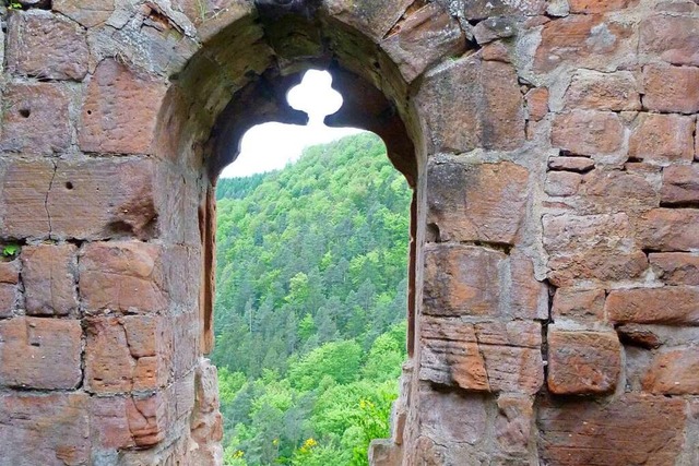 Blick aus dem gotischen Fenster: auf der Burg Wasigenstein  | Foto: Rolf Mller