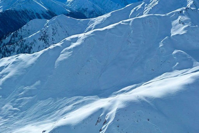 Der Lawinenkegel nach einem Lawinenabg...chen Grenze in Spiss (Bezirk Landeck).  | Foto: Unbekannt (dpa)