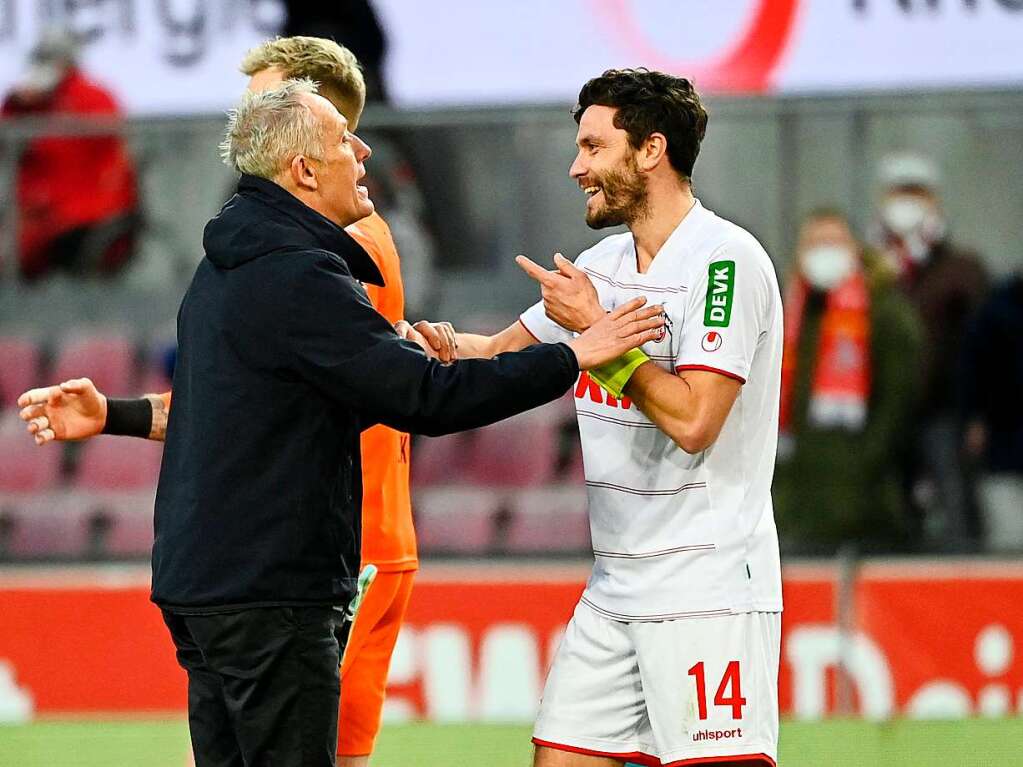 Nach dem Abpfiff tauschten sich SC-Coach Streich und Klns Kapitn Jonas Hector humorvoll aus; whrend des Spiels hatten sie sich Wortgefechte geliefert.