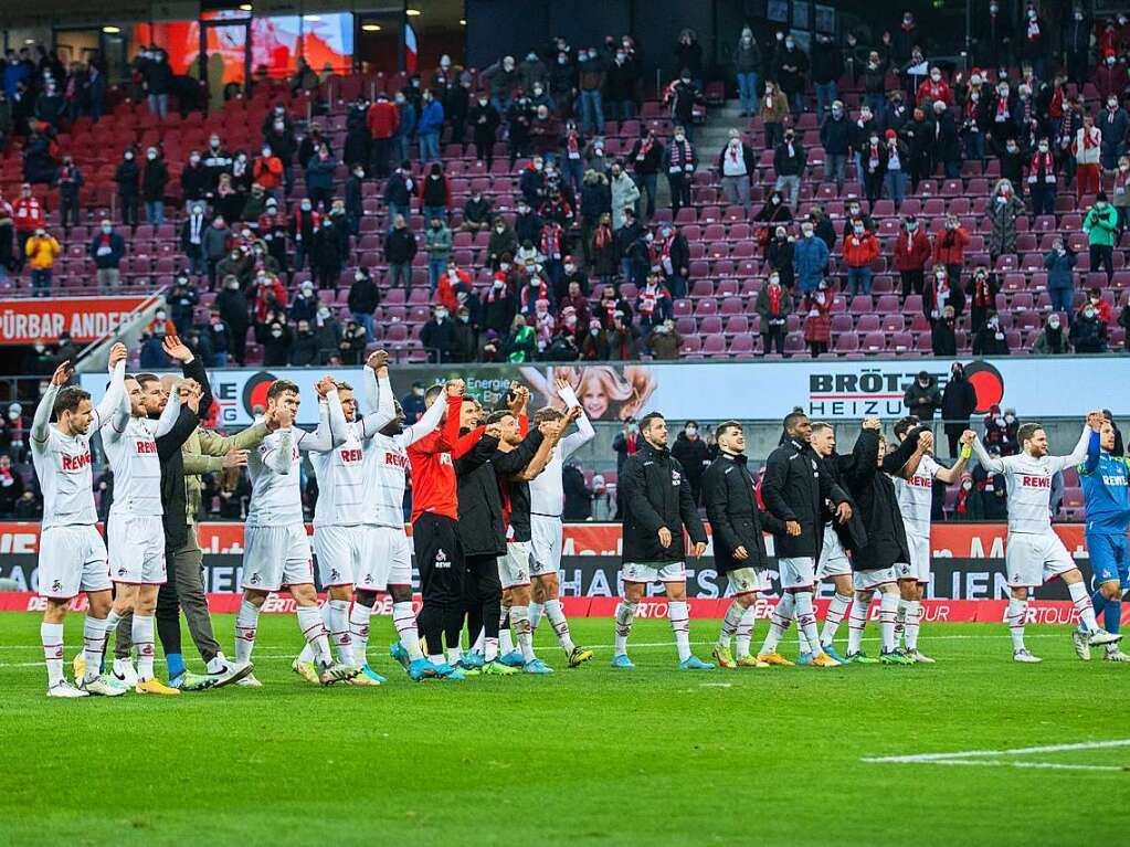 Die Klner Spieler feiern mit den Fans.