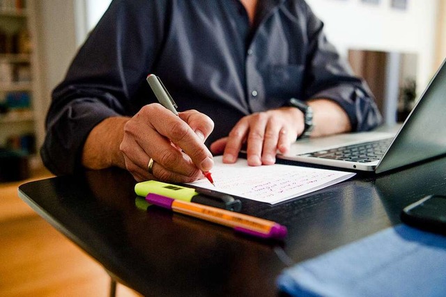 Wer im Homeoffice arbeitet, sollte sit...tiriker Niklas Arnegger. (Symbolbild).  | Foto: Finn Winkler (dpa)