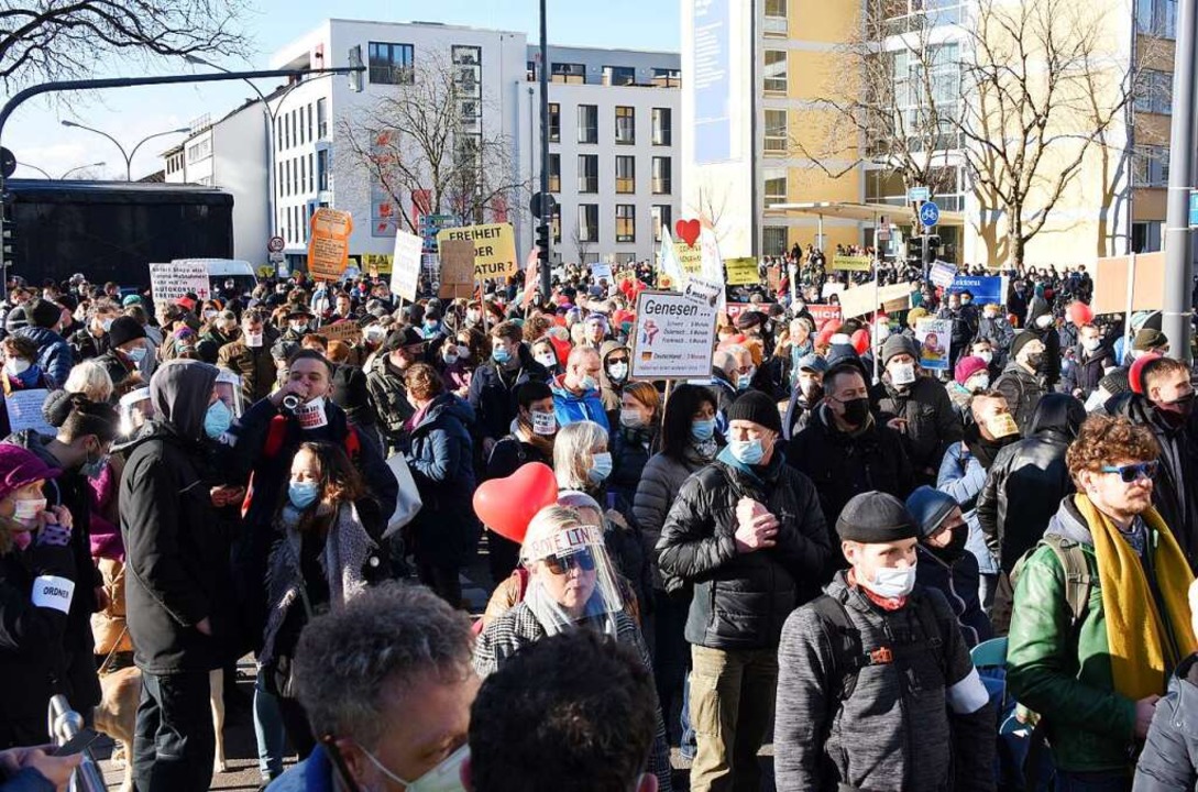 Rund 4000 Demo-Teilnehmer zogen am Samstag durch die Straßen Freiburgs.  | Foto: Rita Eggstein