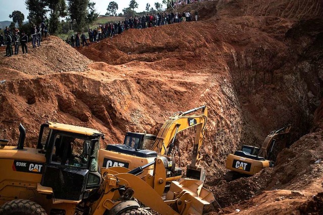 Bagger  graben sich durch einen Berg b... Fnfjhrigen in einen tiefen Brunnen.  | Foto: Mosa'ab Elshamy (dpa)