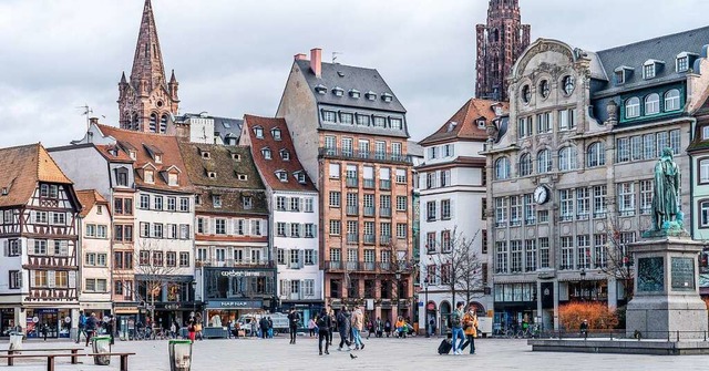 Noch sieht das Sandsteingebude in der...Schandfleck am Klber-Platz beseitigt.  | Foto: Anne Telw