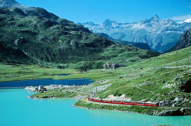 Felsen, Wasser, Zug: Der Bernina-Expre...253 Metern hchsten Punkt der Strecke.  | Foto: Rhaetische Bahn/Tibert Keller