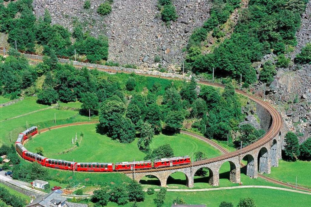 Weltberühmt: das Kreisviadukt der Bernina-Bahn bei Brusio   | Foto: Rhaetische Bahn/Peter Donatsch
