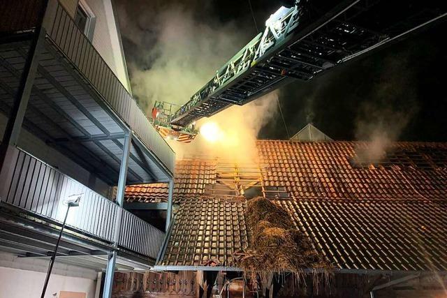 Feuerwehr löscht in Maugenhard eine brennende Holzscheune