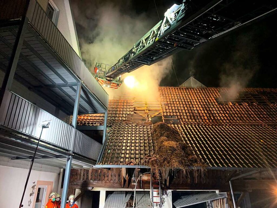 Beim Brand einer Scheune in Maugenhard...f die benachbarten Gebäude verhindern.  | Foto: Feuerwehr