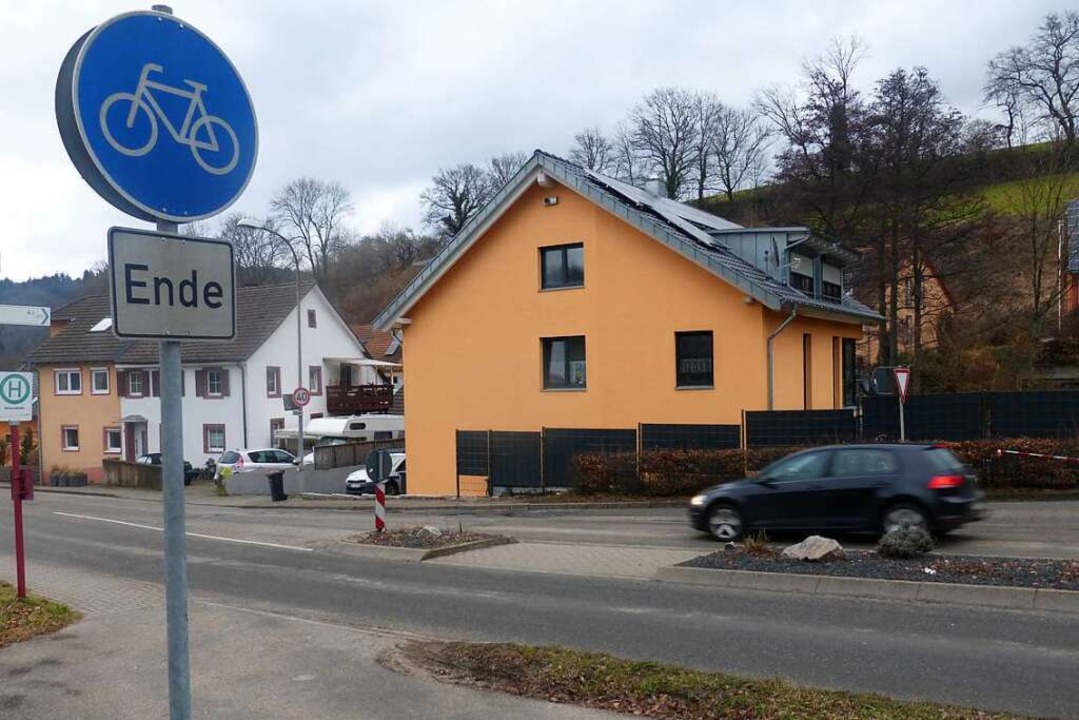 An der Auer Ortseinfahrt  endet der Radweg für Fahrer, die von Wittnau kommen.  | Foto: Andrea Gallien