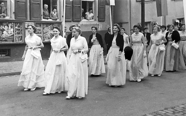 Festumzug des Gesangvereins im Jahr 19...s Kinos im damaligen Gasthaus Lffler.  | Foto: Repro Beate Zehnle-Lehmann