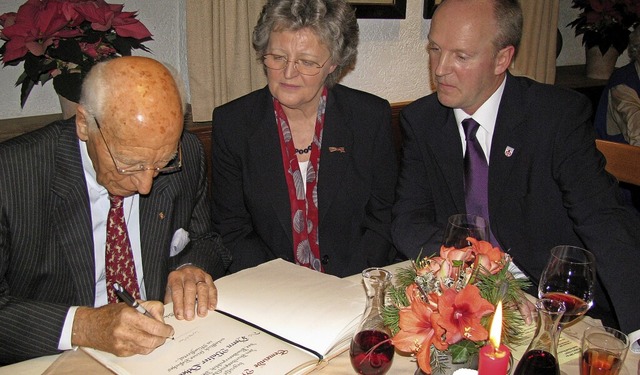 Bundesprsident a.D. Walter Scheel tru... ins Goldene Buch von Mnstertal ein.   | Foto: Manfred Lange